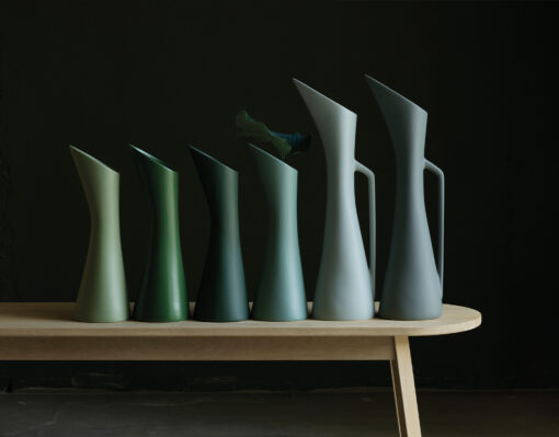 bilde av en rekke vaser i produktserien Stolt kanne