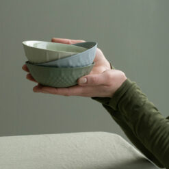 sukkertoy som vi blander inn fargepigmenter i selve materialet i stedet for i glasuren utenpå